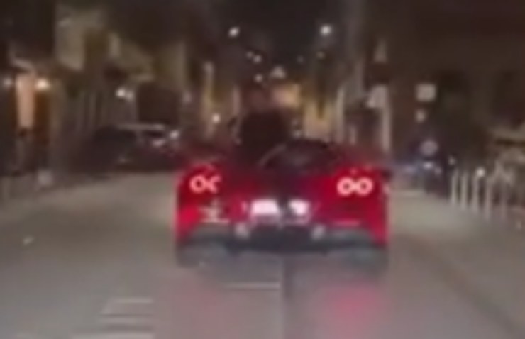 Ferrari cofano scena pessima
