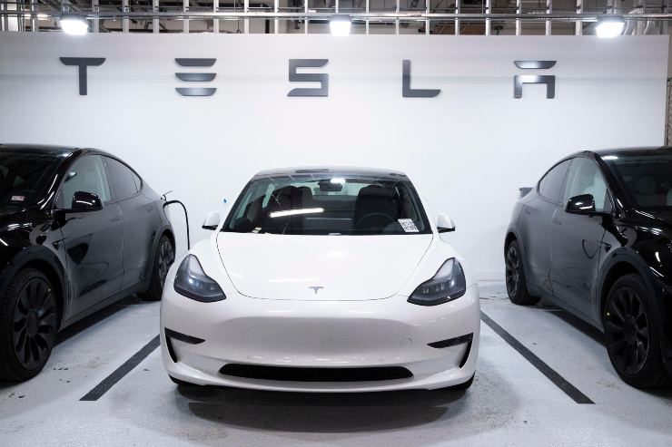 Tesla richiamo Auto problema guida autonoma