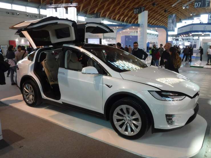 Tesla Model X gara Fiat Panda