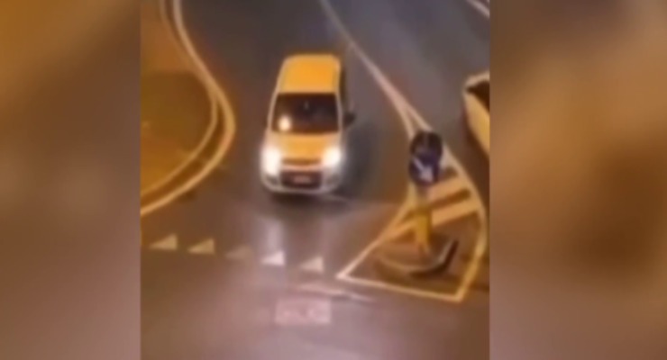 A Sesto Torinese dei ragazzi cercano di causare un incidente