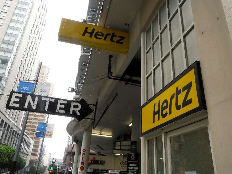 Hertz vende le auto elettriche
