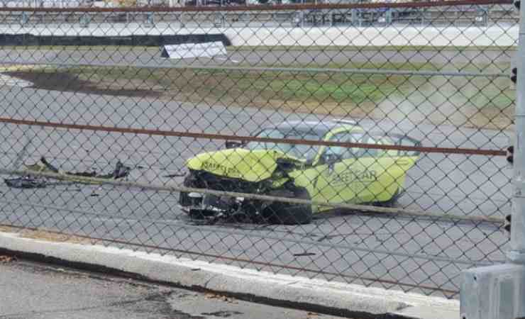 Safety Car completamente distrutta in pista