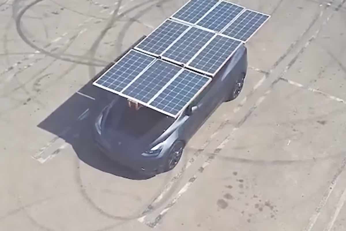 Tesla si ricarica al sole 