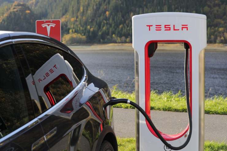 Ricarica auto Tesla batteria supercharger Italia