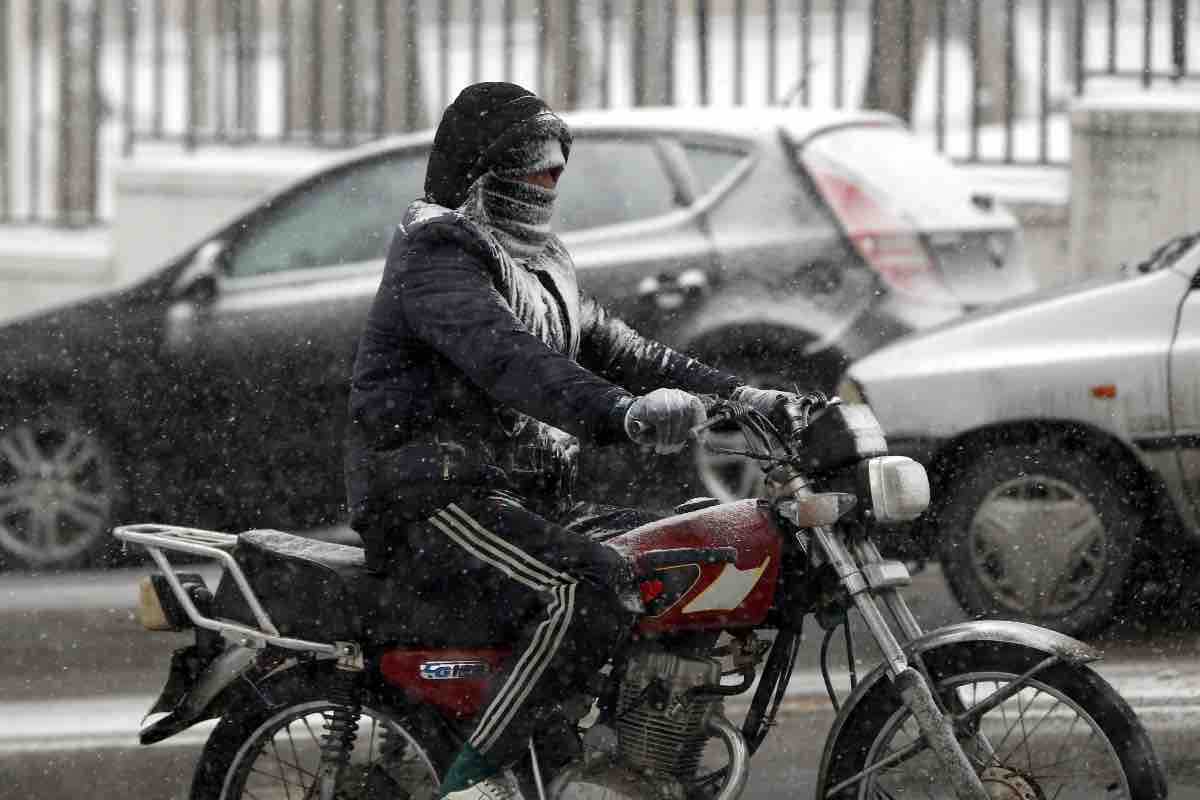 Motocicletta sotto la neve
