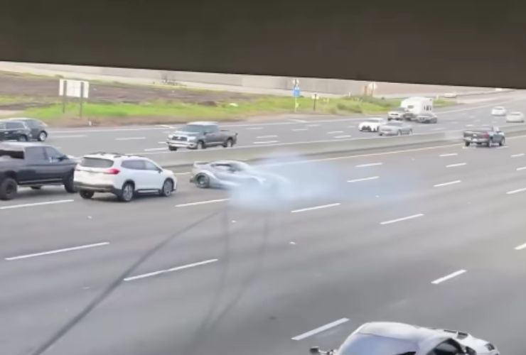 Toyota Supra si schianta vertiginosamente in autostrada