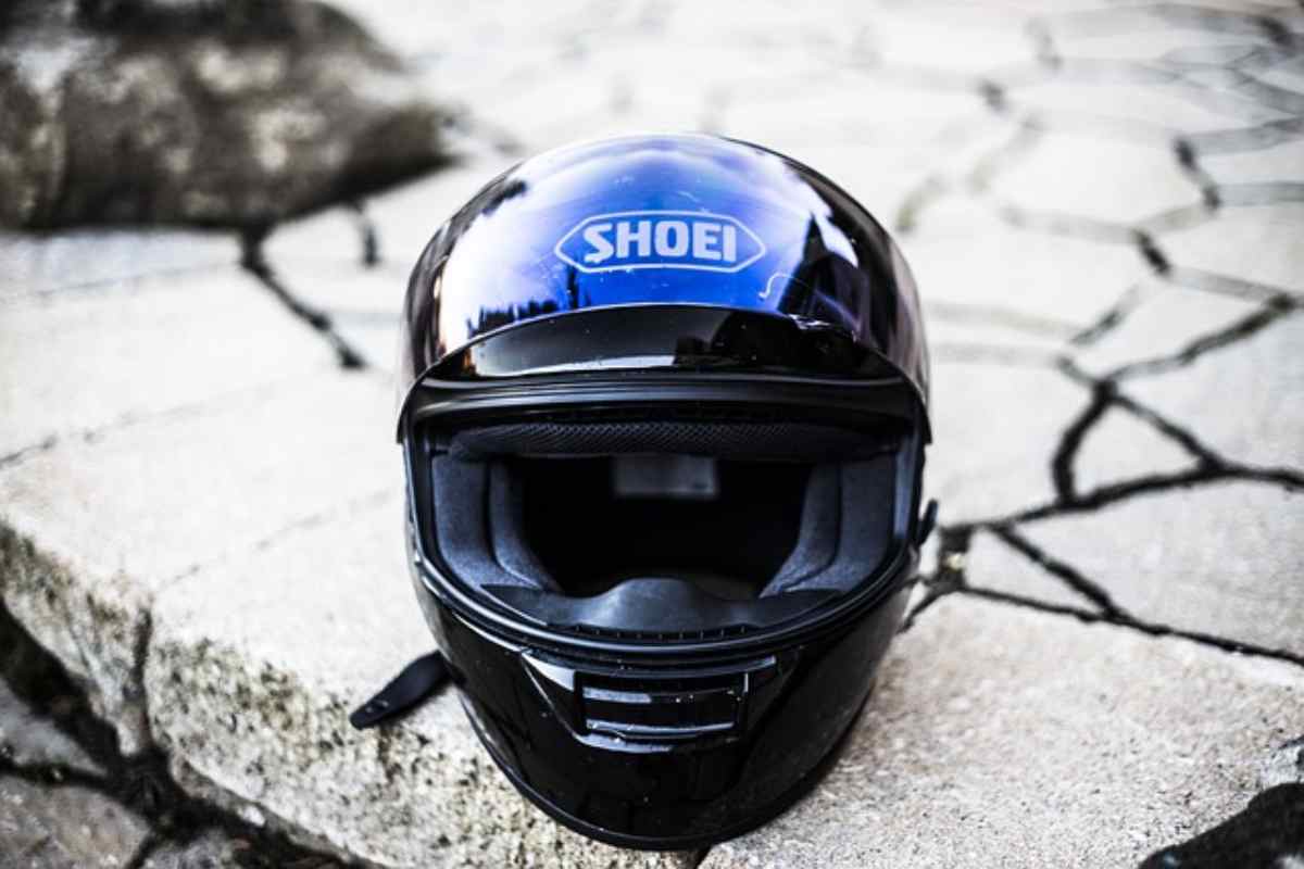 Casco e motocicletta