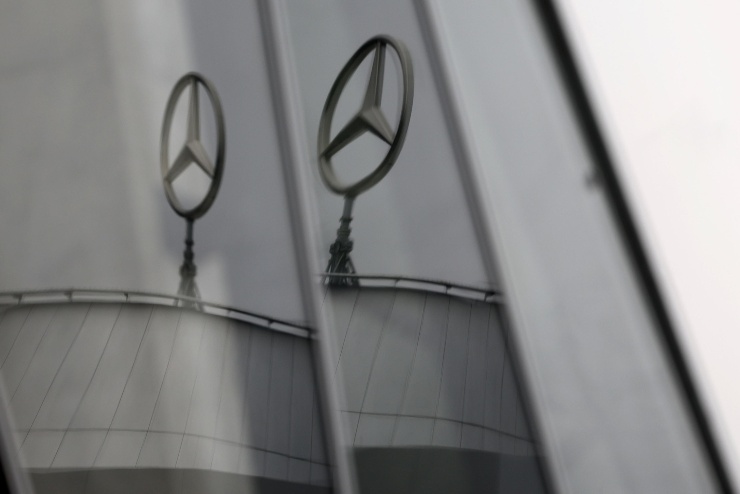 Mercedes Benz, proposto il rinvio dell'abbandono dei motori termici