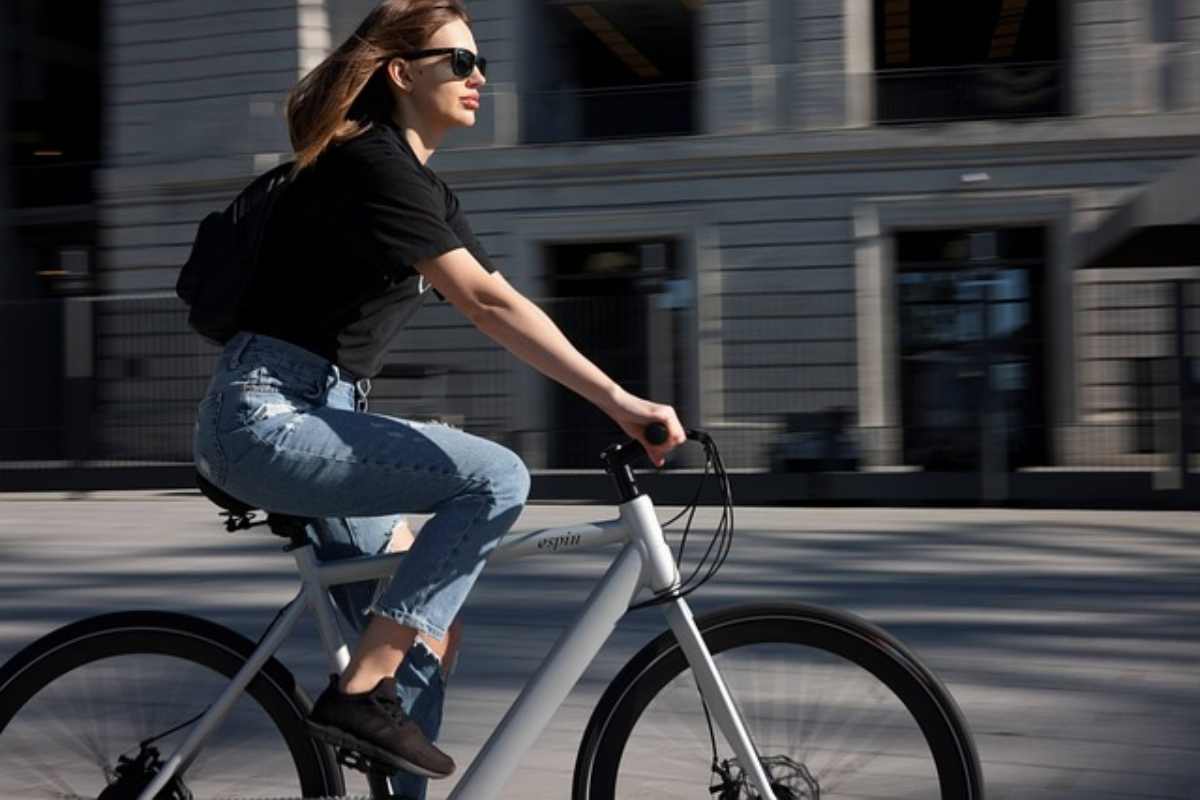 Cosa possono fare le bici sui marciapiedi?
