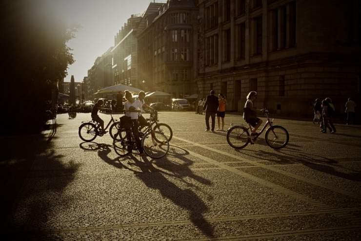 Marciapiedi e leggi sulle bici