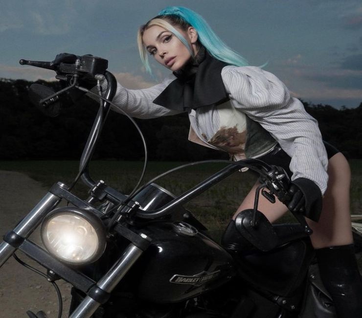 Rose Villain e la sua Moto