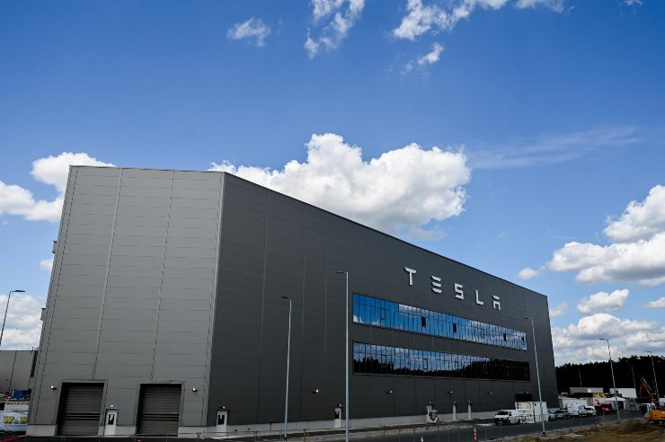 Tesla auto stop produzione colosso motivazioni problemi Gigafactory Berlino