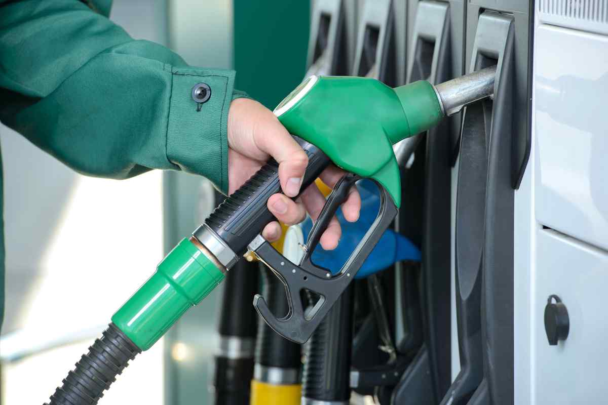 Benzina, quanto ci costerà in un anno rincari accise tagli