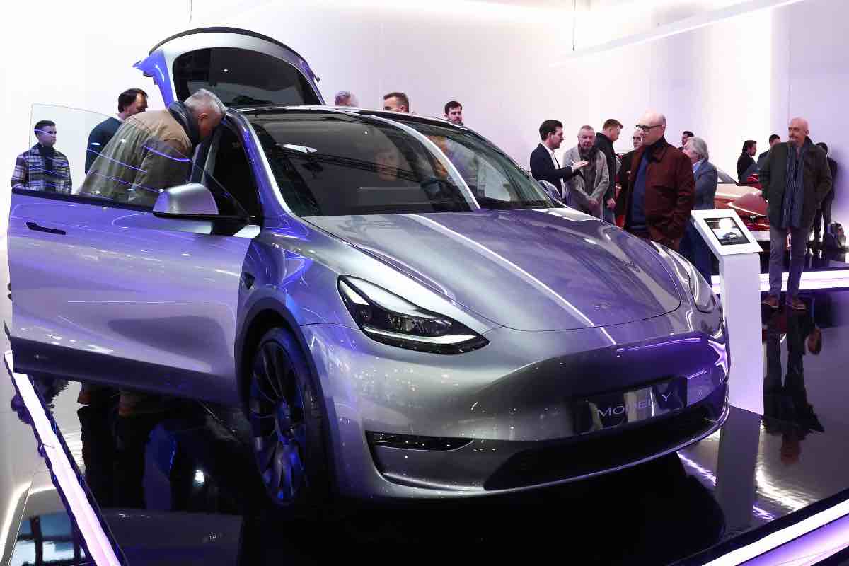 Tesla Model Y prezzo calo enorme inventario