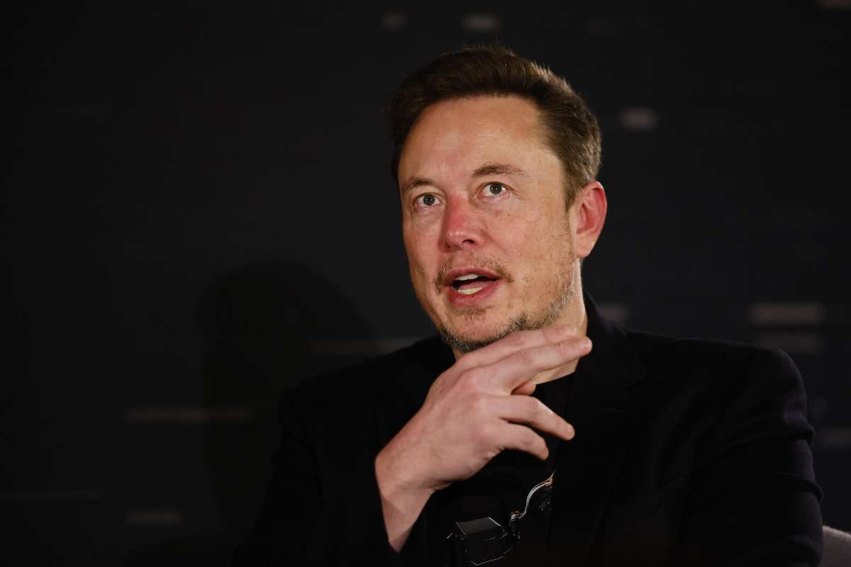 elon musk tesla stop consegne cybetruc lubrificante acceleratore