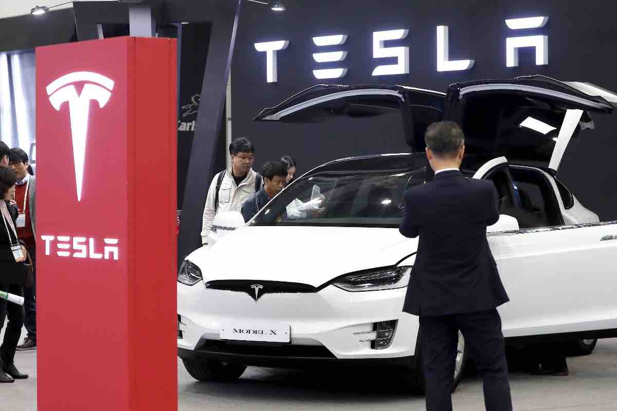 Fabbrica Tesla cambiamento addio