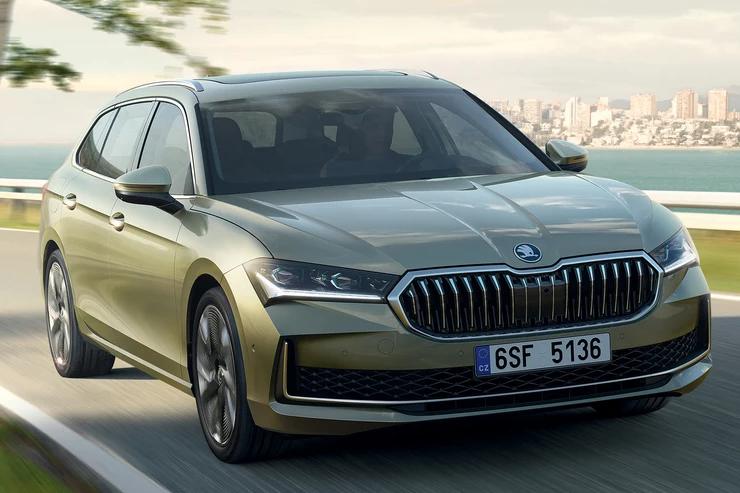 Skoda Superb plug-in elettrica novità auto incredibile