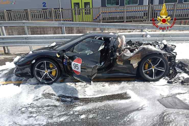 Ferrari 296 GTS tra le fiamme