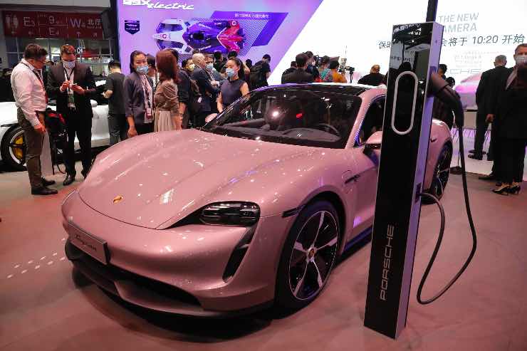 Porsche Taycan si punta sull'ibrido e non sull'elettrico