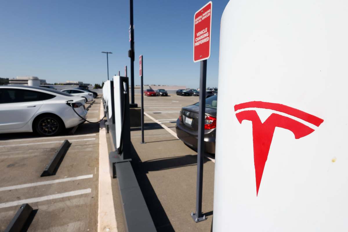 Auto elettriche, la ricarica con i robot