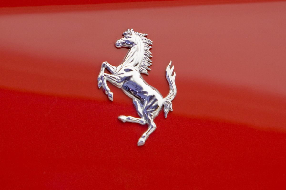 Ferrari cambia tutto: salta l'uscita della seconda auto elettrica