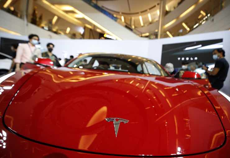 Tesla novità sulla guida autonoma