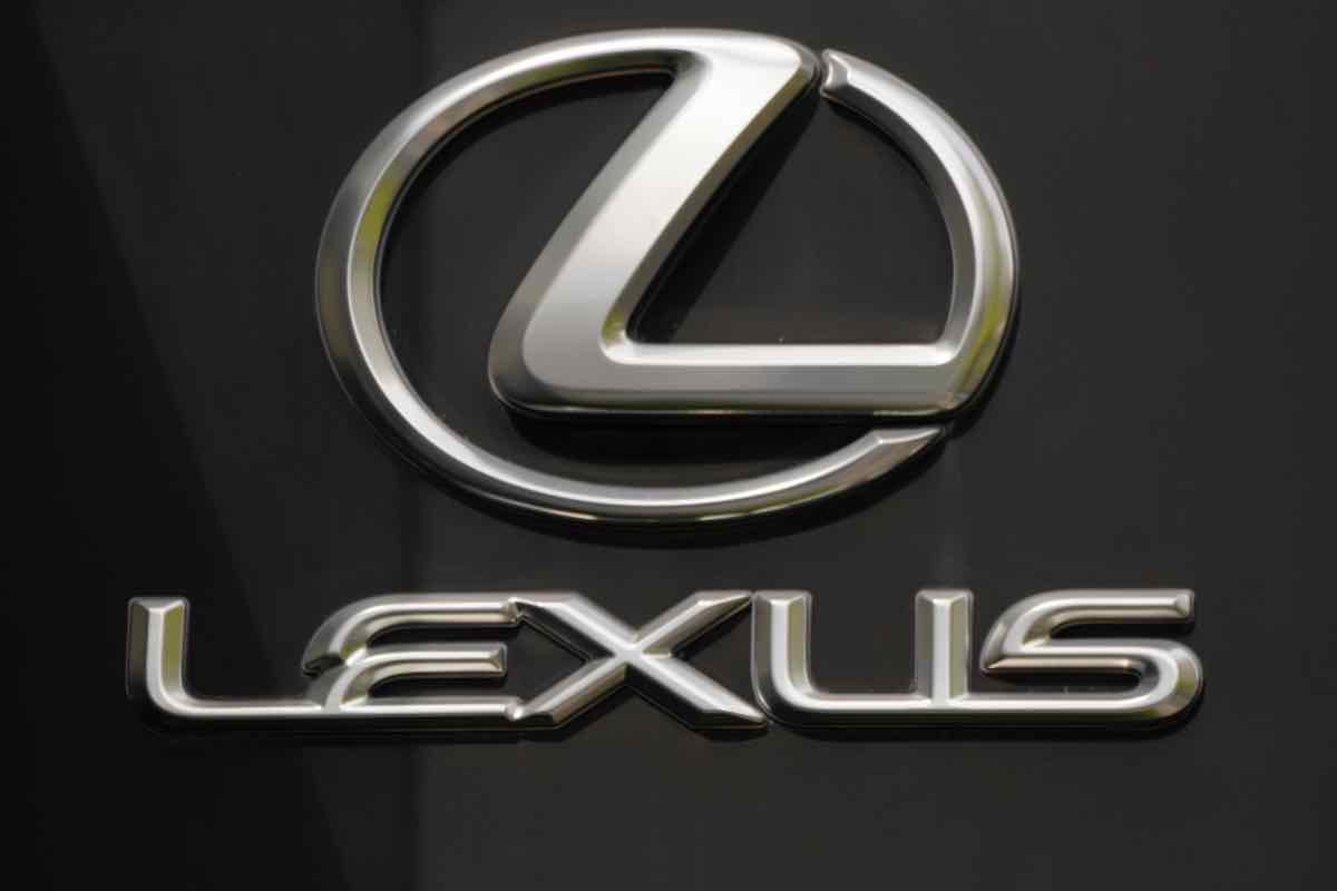 Lexus strega tutti con la supercar