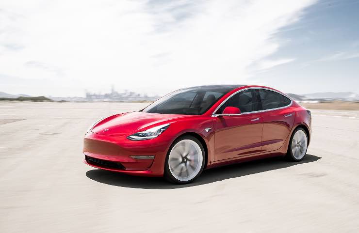Tesla Model 3 702 km con una carica