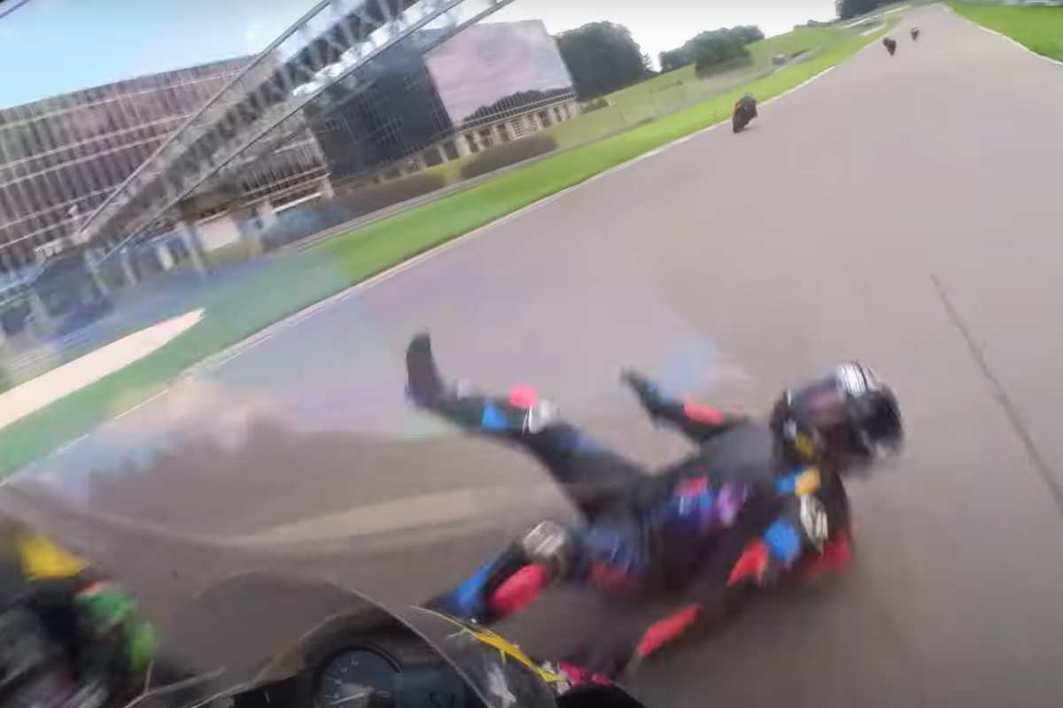 Tragedia sfiorata durante la gara di moto: incidente folle, le immagini sono agghiaccianti (VIDEO)