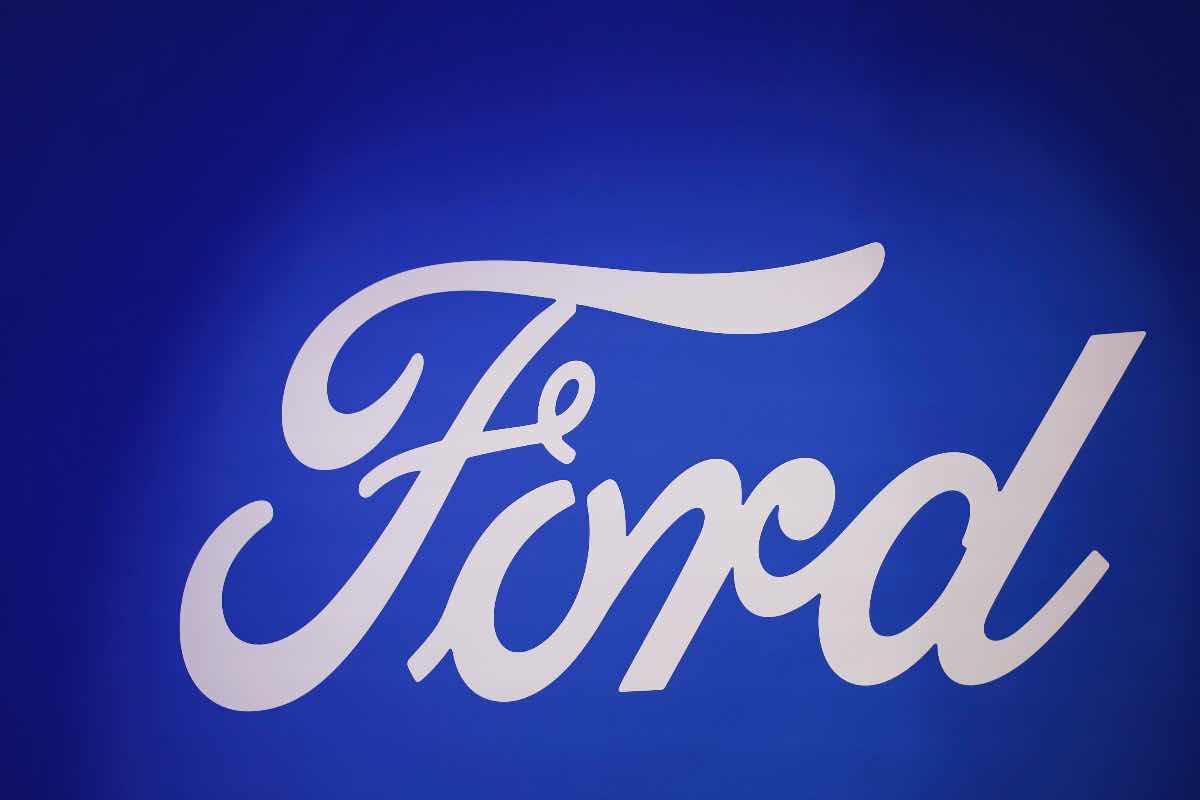 Ford SUV si trasforma in un pick-up