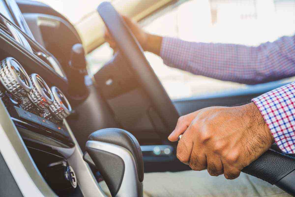 Cosa succede quando si tira il freno a mano