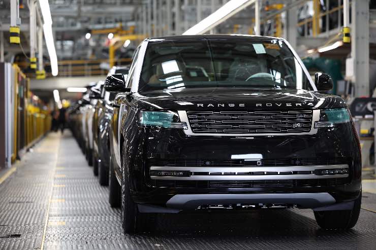 Jaguar Land Rover produzione fermata